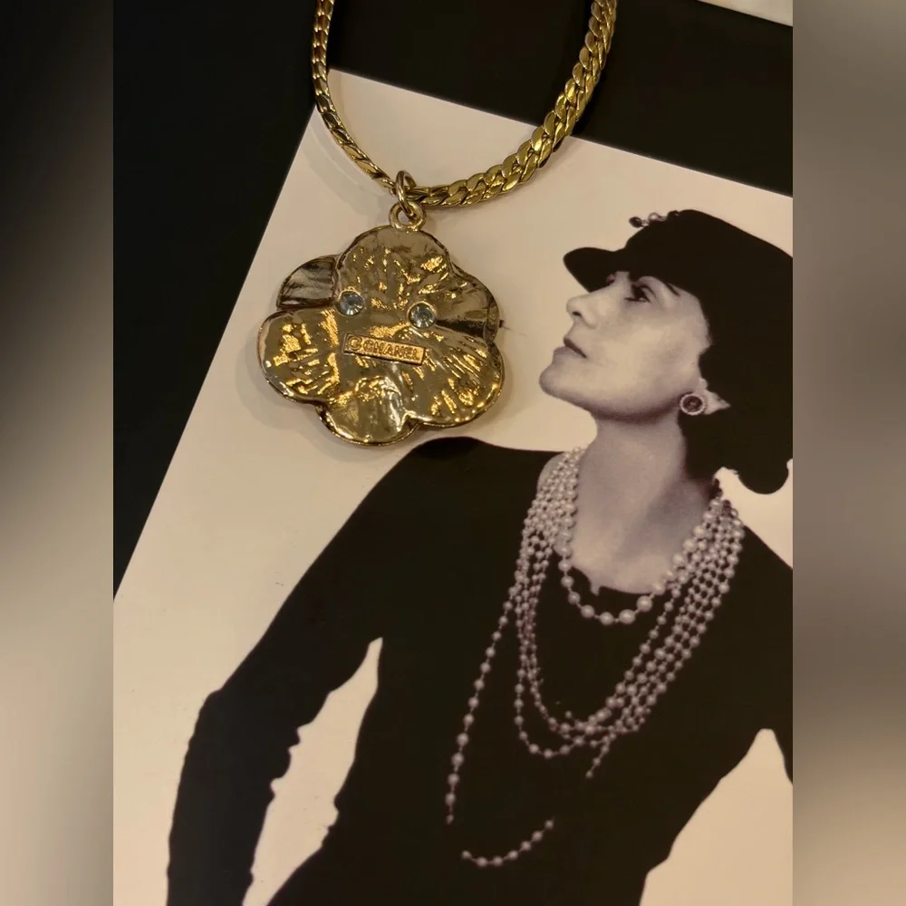 CHANEL Gold-Tone Bracelet with Yellow Camellia Pendant
Stamped authentic Chanel - Picture 3 of 4